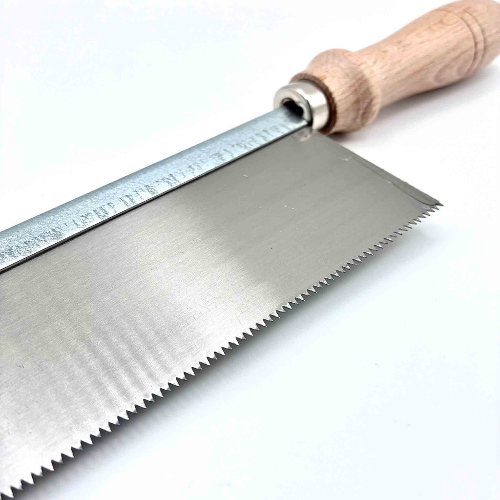 Handsäge mit feiner Verzahnung für präzise Holzbearbeitung.