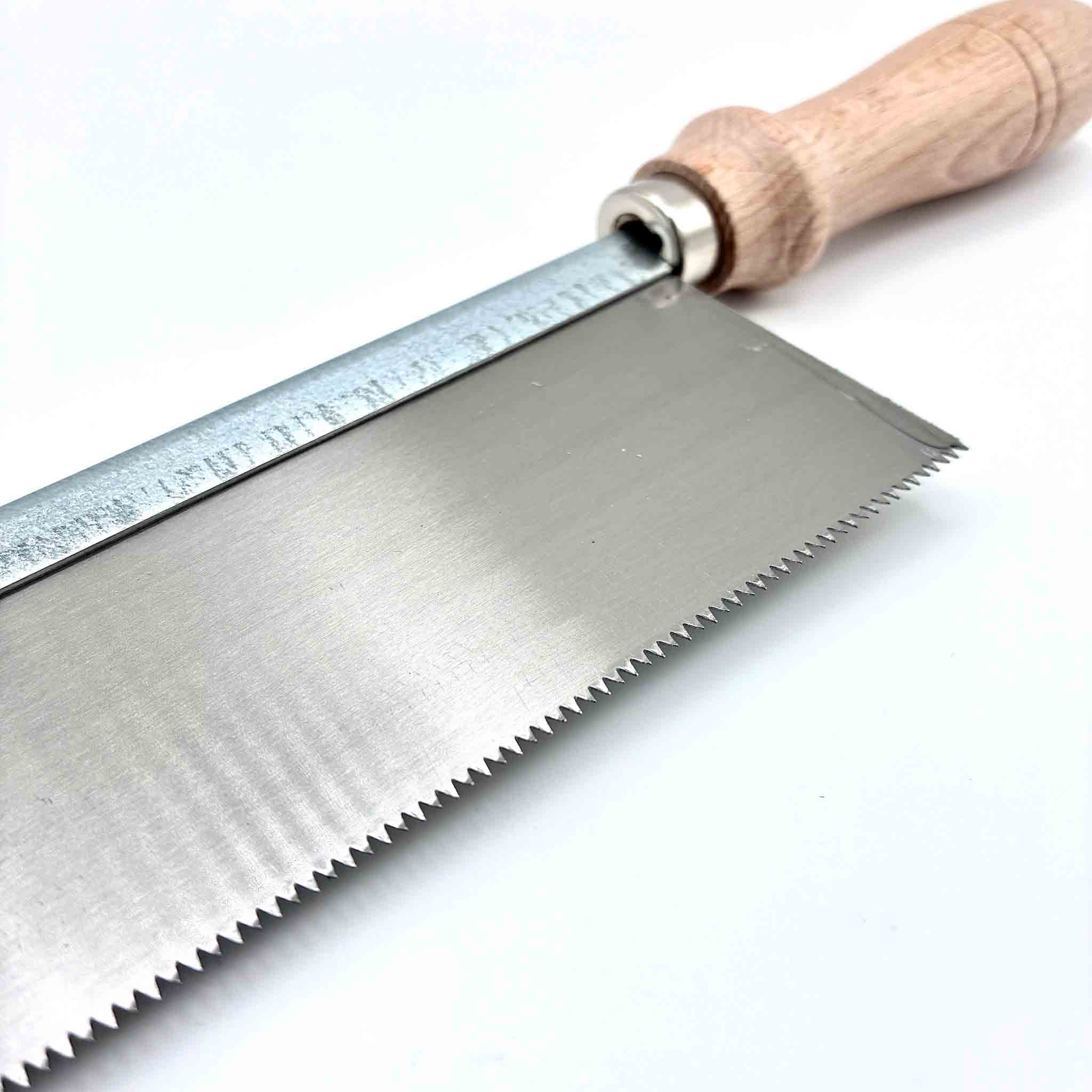 Handsäge mit feiner Verzahnung für präzise Holzbearbeitung.