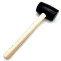Gummihammer mit schwarzem Gummikopf und lackiertem Holzgriff