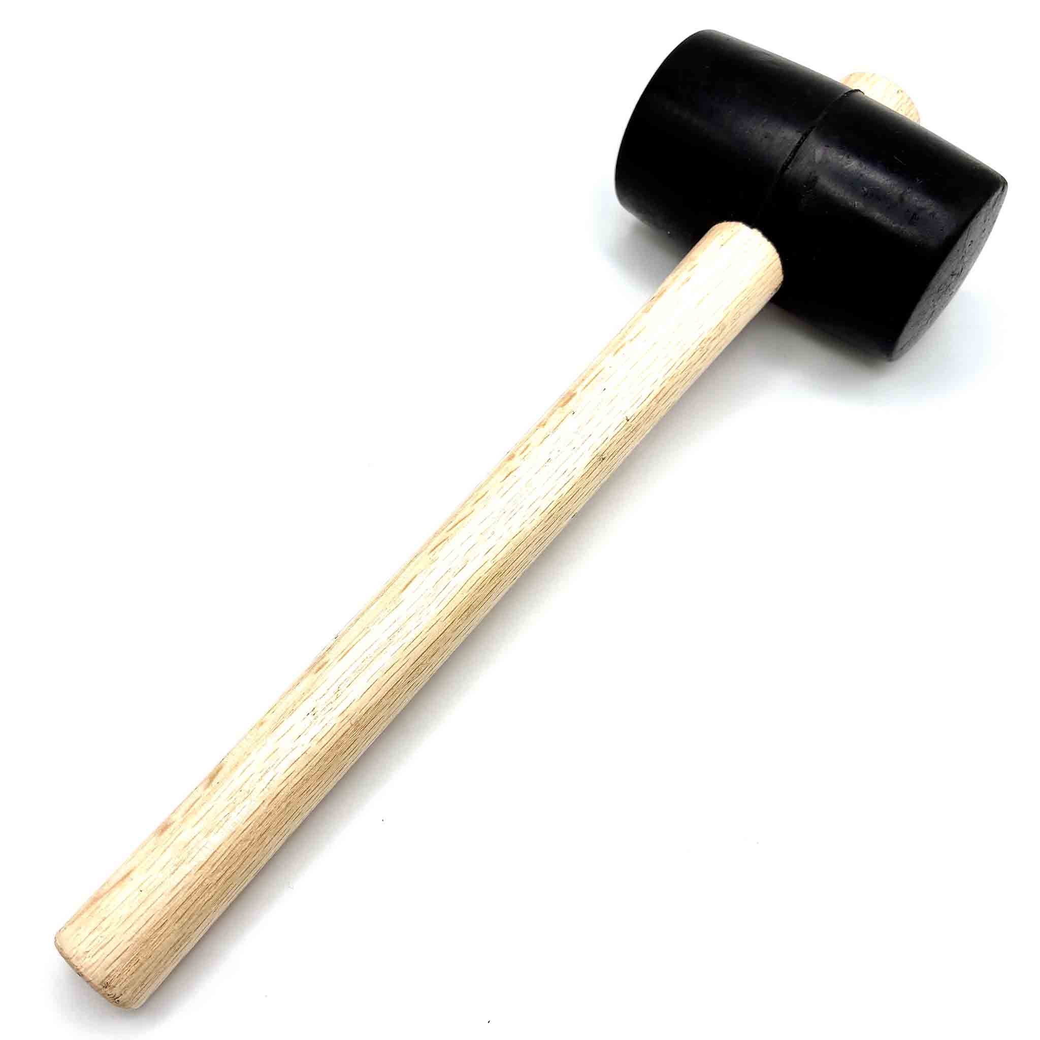 Gummihammer mit schwarzem Gummikopf und lackiertem Holzgriff