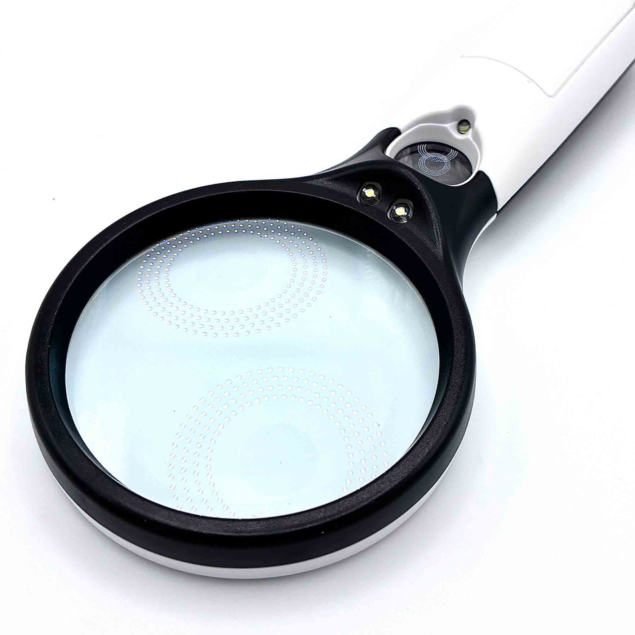 Handlupe mit 3 LEDs und 3facher Vergrößerung.