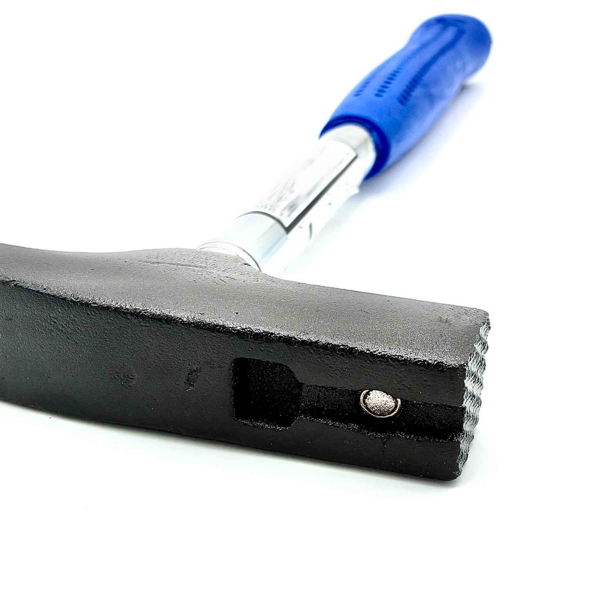 Nagelhalter mit Magnet im Latthammerkopf für präzise Schläge.