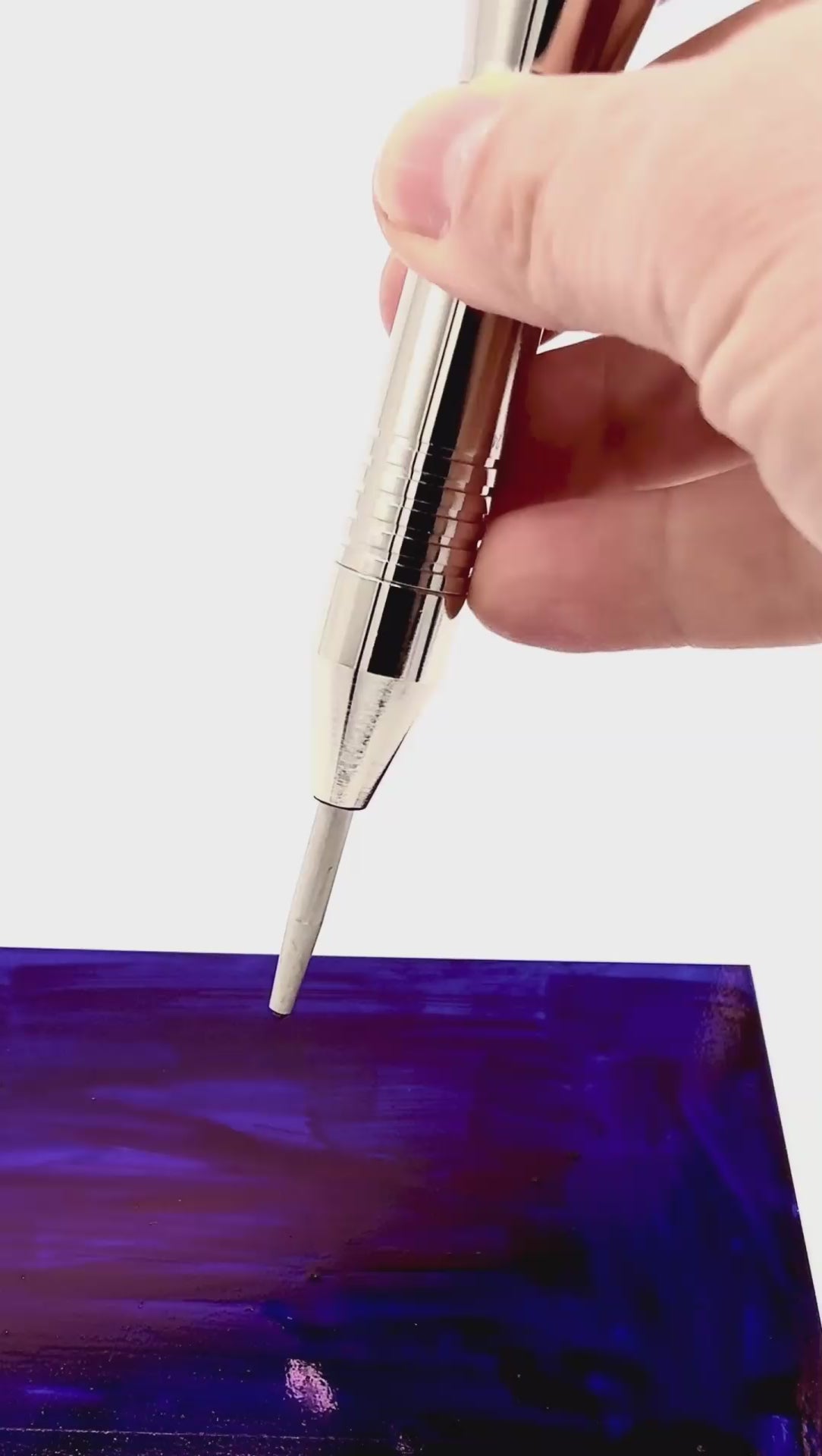 Automatik Körner mit einstellbarer Schlagkraft aus Messing mit Hartmetall Spitze.